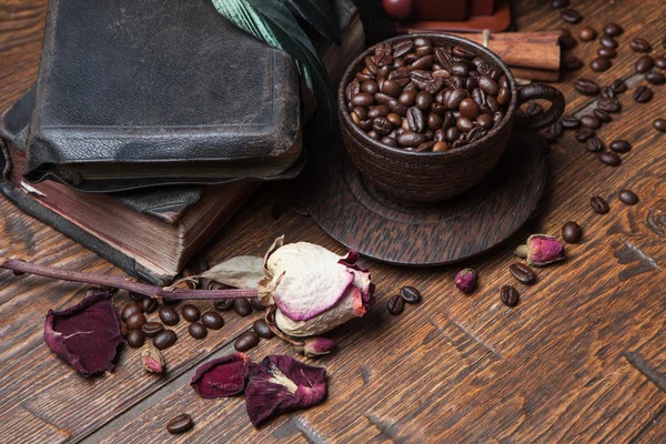 Tasse de café, rose sèche et broyeur — Photo