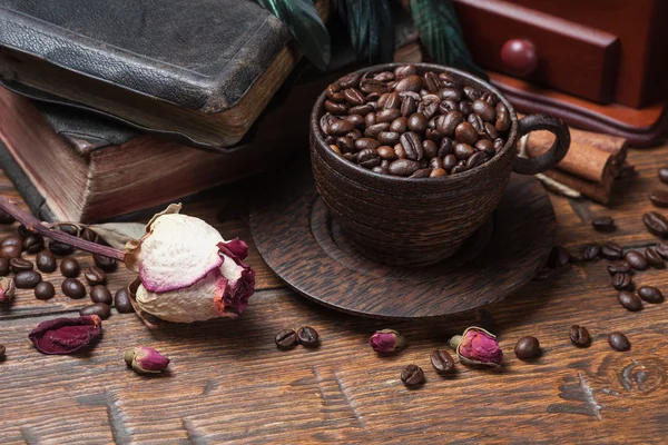 Cup of coffee, dry rose and grinder — Stock Photo, Image