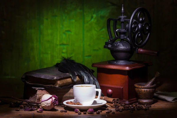 Tasse Kaffee, trockene Rose und Mühle — Stockfoto