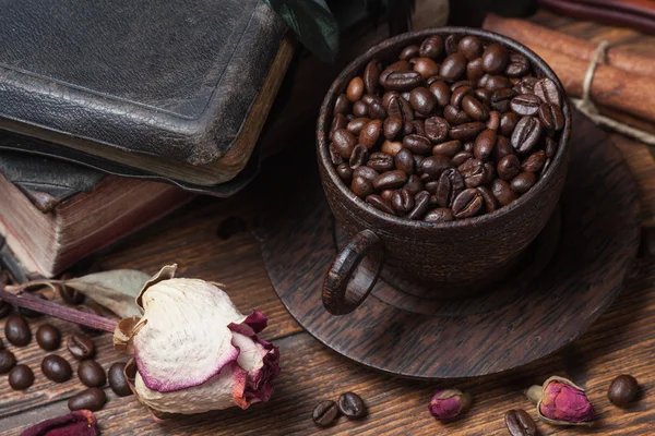 Cup of coffee, dry rose and grinder — Stock Photo, Image