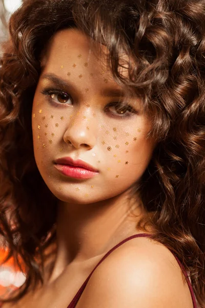 Kreativ vinter makeup med gyllene snöflingor i ansiktet och vågig frisyr — Stockfoto