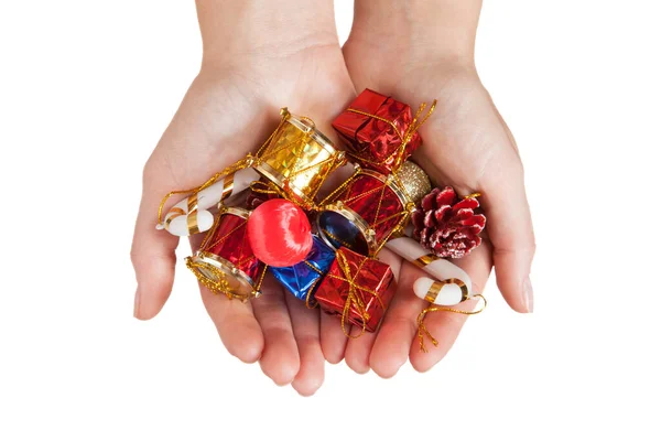 Mãos segurando decoração árvore de natal isolado no branco — Fotografia de Stock