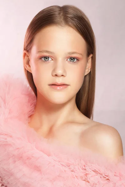 Jonge mooie vrouw met perfecte huid op roze achtergrond — Stockfoto