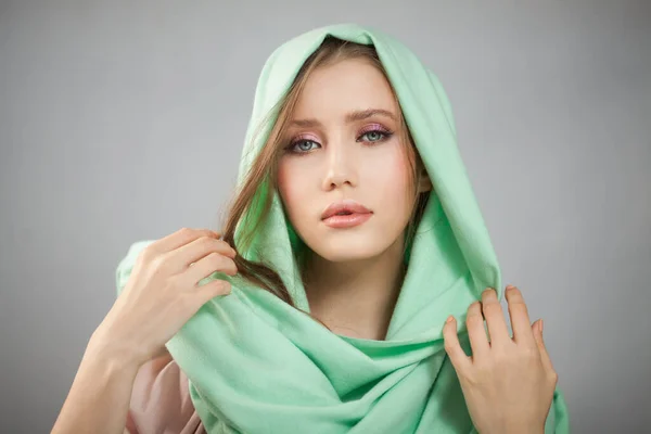 Retrato de uma bela mulher misteriosa usando um lenço de cabeça. — Fotografia de Stock