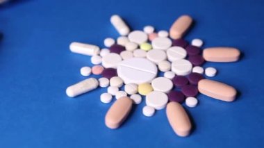 Covid-19 Corona virüsü tedavisi. Ncov-19 hastalıkları tedavisi için mavi arka planda renkli ilaç.