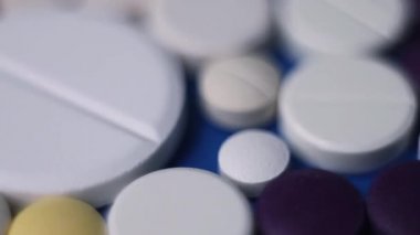 Mavi arka planda çeşitli haplar. Üst görünüm