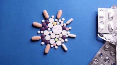 Covid-19 Corona virüsü tedavisi. Ncov-19 hastalıkları tedavisi için mavi arka planda renkli ilaç.