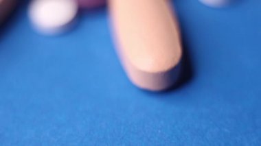 Mavi arka planda çeşitli haplar. Üst görünüm