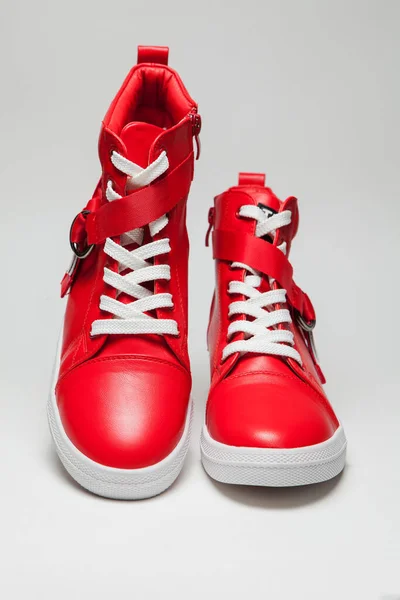Rosso autunno scarpe di cuoio su sfondo bianco — Foto Stock