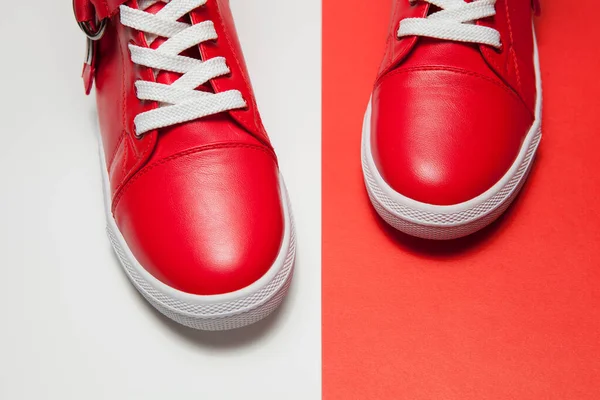 Sport rode lederen schoenen op witte achtergrond — Stockfoto