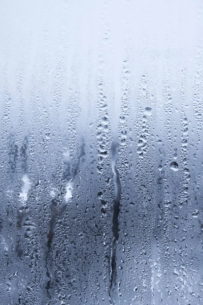 Regentropfen auf Fensterglas. Abstrakter Hintergrund. Blauer Ton — Stockfoto