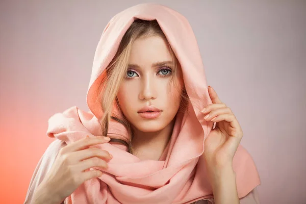Πορτρέτο μιας όμορφης μυστηριώδους γυναίκας με μαντίλα. — Φωτογραφία Αρχείου