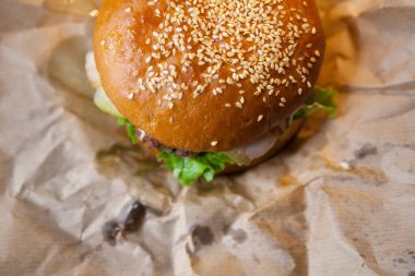 Pastırmalı çok çirkin bir çizburger.