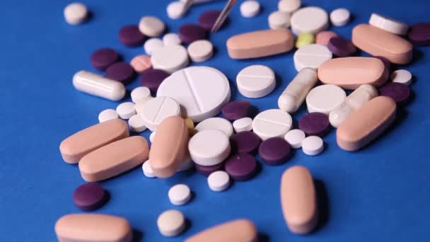 Farmacéutico celebración pinzas píldora primer plano concepto de fondo médico — Vídeo de stock