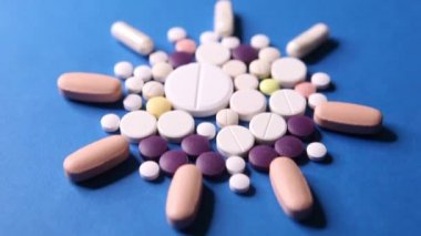 Covid-19 Corona virüsü tedavisi. Ncov-19 hastalıkları tedavisi için mavi arka planda renkli ilaç.