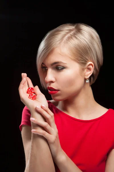 Mujer joven con dados rojos en negro —  Fotos de Stock