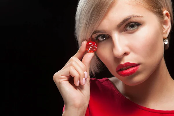 Mujer joven con dados rojos en negro —  Fotos de Stock