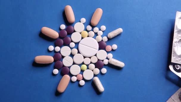 Guérison du virus corona Covid-19. Pilules médicales colorées sur fond bleu pour le traitement des maladies ncov-19. — Video