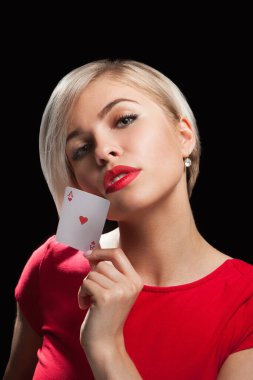 Güzel sarışın kız poker kartı gösteriyor.