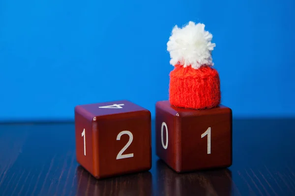 Números 21 en cubos de madera con sombrero en el número uno. Concepto del nuevo año 2021. Feliz año nuevo 2021. —  Fotos de Stock