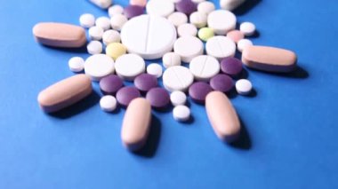 Covid-19 Corona virüsü tedavisi. Ncov-19 hastalıkları tedavisi için mavi arka planda renkli ilaç.