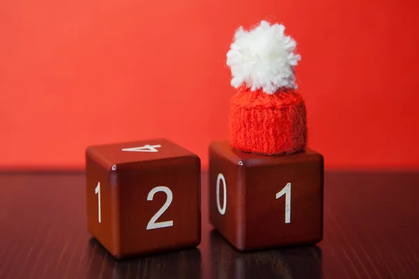 Numbers 21 on wooden cubes with hat on number one. Concept of the new year 2021. Happy new year 2021. — Stock Photo, Image