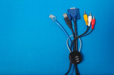 Kilitli şifreli asma kilit ve mavi arkaplanda çeşitli kablolar.