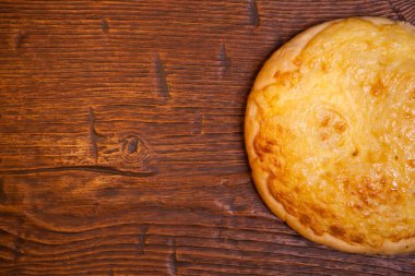 Eriyen peynirli mini pizza.