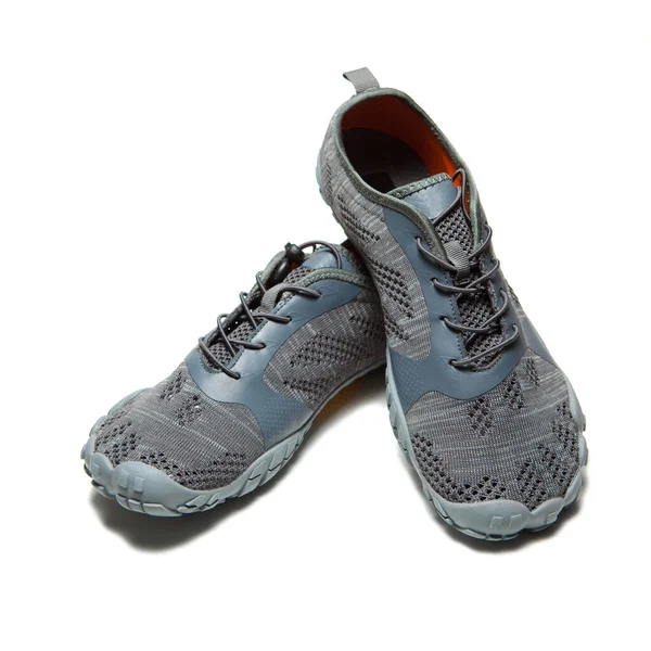 Sneakers grigie sportive isolate su sfondo bianco — Foto Stock