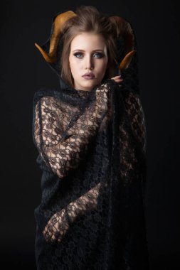 Boynuzlu çekici bir şeytan kadının portresi.