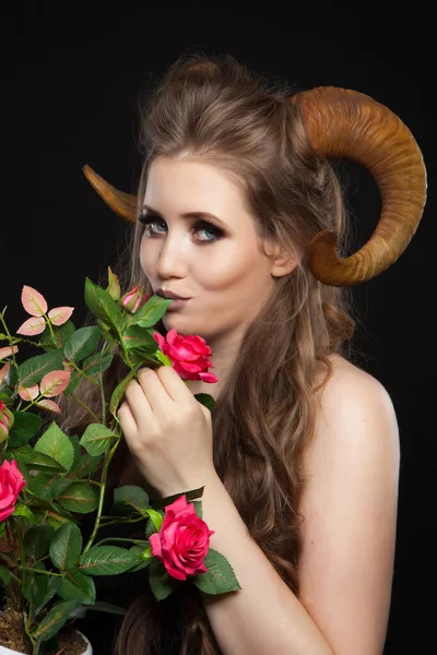 Portret van een aantrekkelijke demonenvrouw met hoorns — Stockfoto