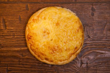 Eriyen peynirli mini pizza.