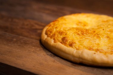 Eriyen peynirli mini pizza.