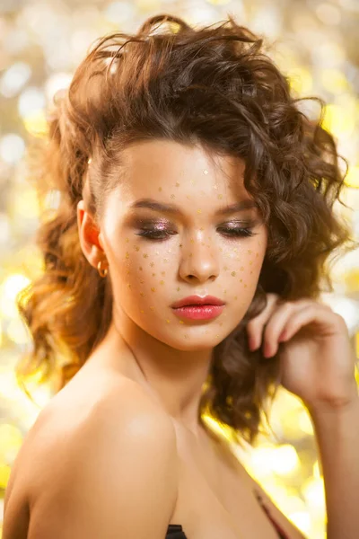 Maquillaje creativo de invierno con copos de nieve dorados en su cara y peinado ondulado —  Fotos de Stock