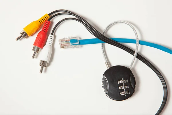 Cadeado de cifra bloqueado e vários cabos no fundo branco. — Fotografia de Stock