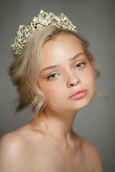 Vacker blond kvinna i bilden av en brud med en tiara i håret. — Stockfoto