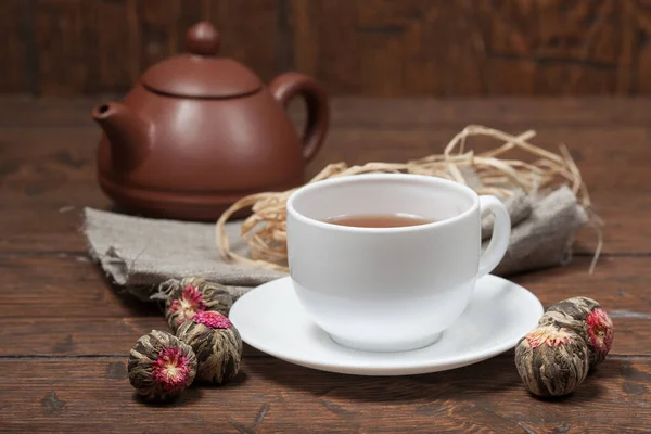 Ton chinesische Teekanne und Tasse Tee mit Blume chinesischen Tee auf alten Holztisch — Stockfoto