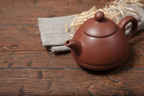 Old purple yixing clay Chinese teapot yuan zhu hu type for tea ceremony on wooden table — Stock Photo, Image