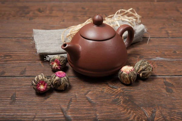 Clay Chinese teapot pot with Flower Chinese tea on old wooden table — Stock Photo, Image