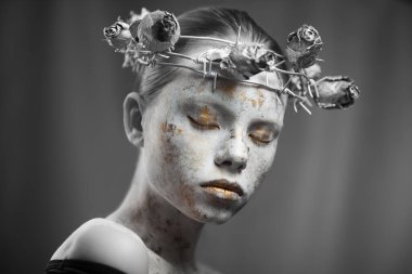 Moda genç kadın portresi Bir şehit suretinde