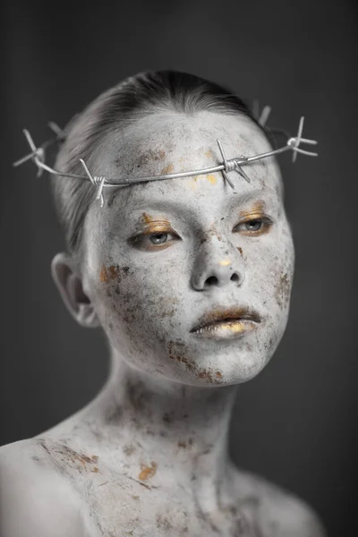 Dikenli tel bir çelenk içinde mermer ciltli genç bir kadının portresi.. — Stok fotoğraf
