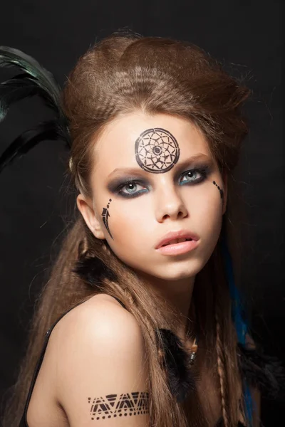 Närbild porträtt av shamansk kvinna med färgglada makeup. — Stockfoto