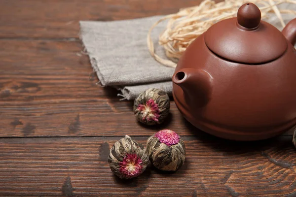 Clay čínská konvice na čaj s květinou čínský čaj na starém dřevěném stole — Stock fotografie