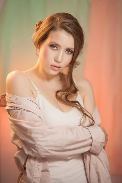 Porträtt av vacker ängel utseende ung kvinna i studio — Stockfoto