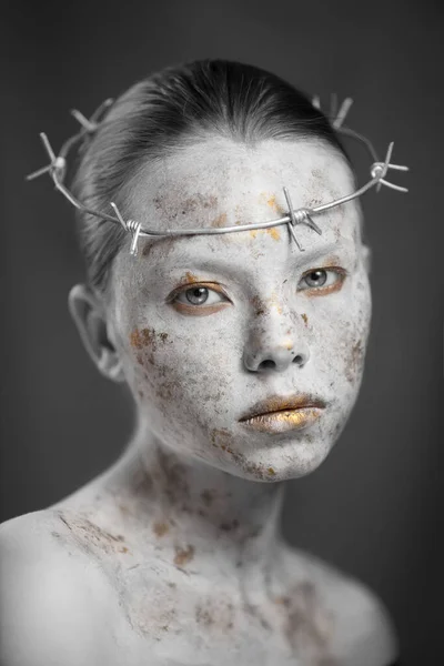 Porträtt av ung kvinna med marmorerad hud i en krans av taggtråd. — Stockfoto