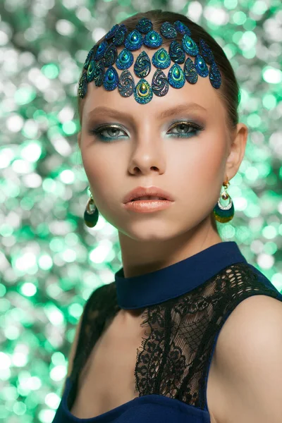 Bonito rosto de mulher de moda. Maquiagem verde azul perfeita. — Fotografia de Stock