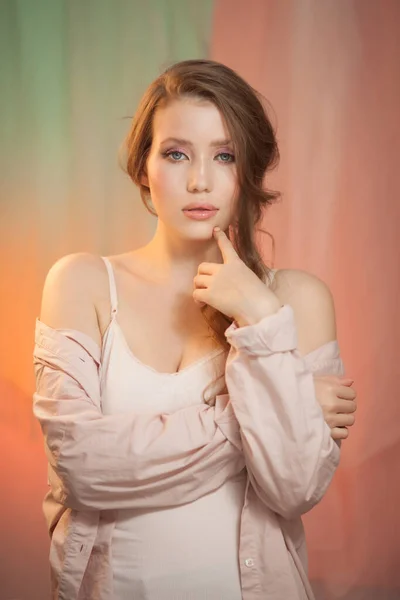 Portret van mooie engelachtige look jonge vrouw in studio — Stockfoto