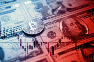 Bitcoinler ve sanal para kavramı. Şifreleme para biriminin büyüyen ve azalan değerinin grafiğiyle Amerikan dolarlarında altın paralar. Madencilik ya da engelleme teknolojisi.