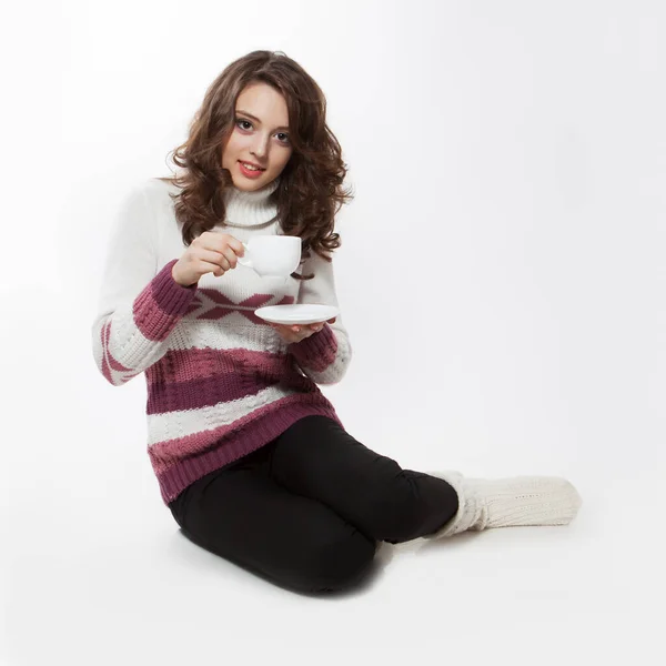 若いですブルネット女性保持カップの熱いお茶オンホワイト背景 — ストック写真