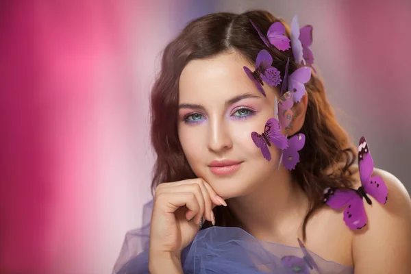 Hermosa Joven Con Mariposa Púrpura Artificial Pelo Rizado —  Fotos de Stock